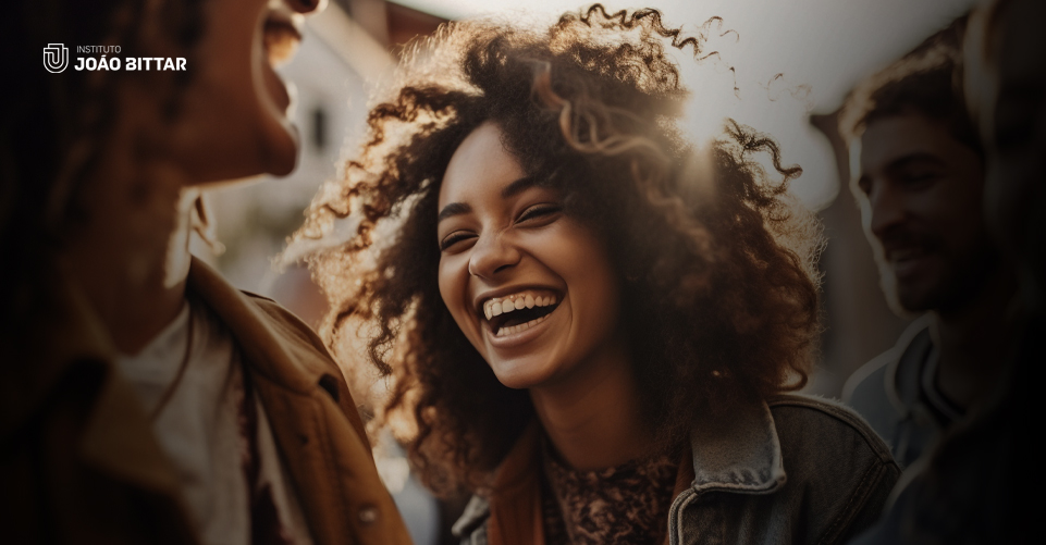 Mulher negra sorrindo para amigos