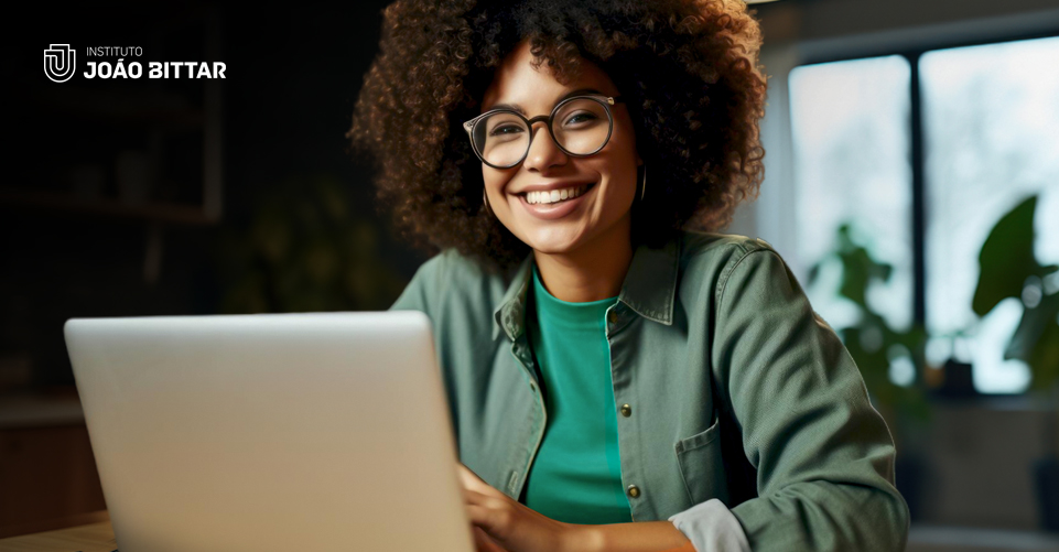 mulher negra olhando para o computador